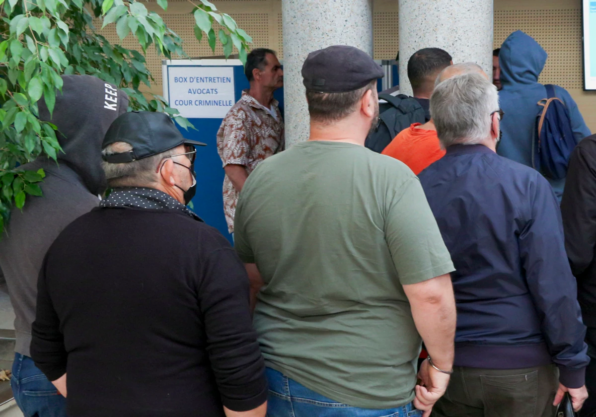 Imagen de los acusados por violar a Gisèle Pélicot entrando al tribunal