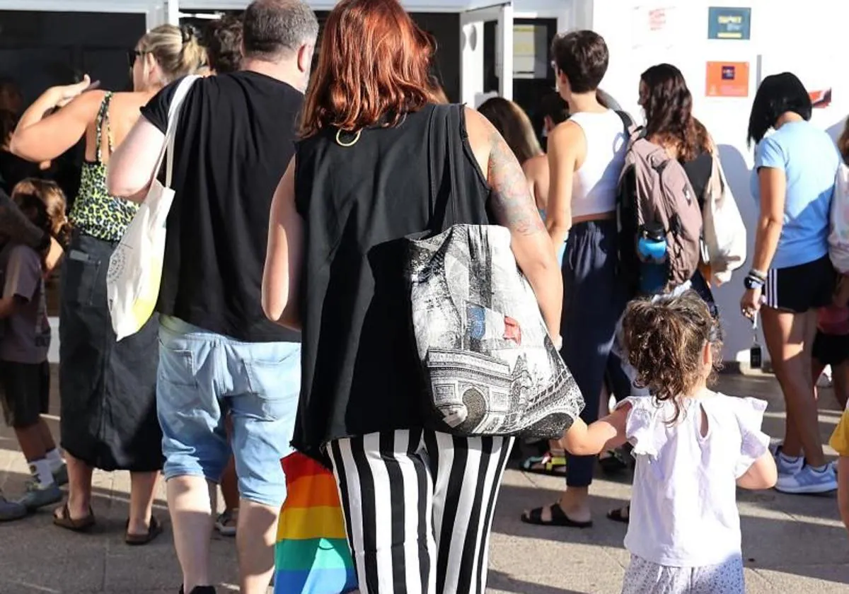 Un grupo de padres acompañan a sus hijos a las aulas de Infantil en un colegio de Baleares este inicio de curso