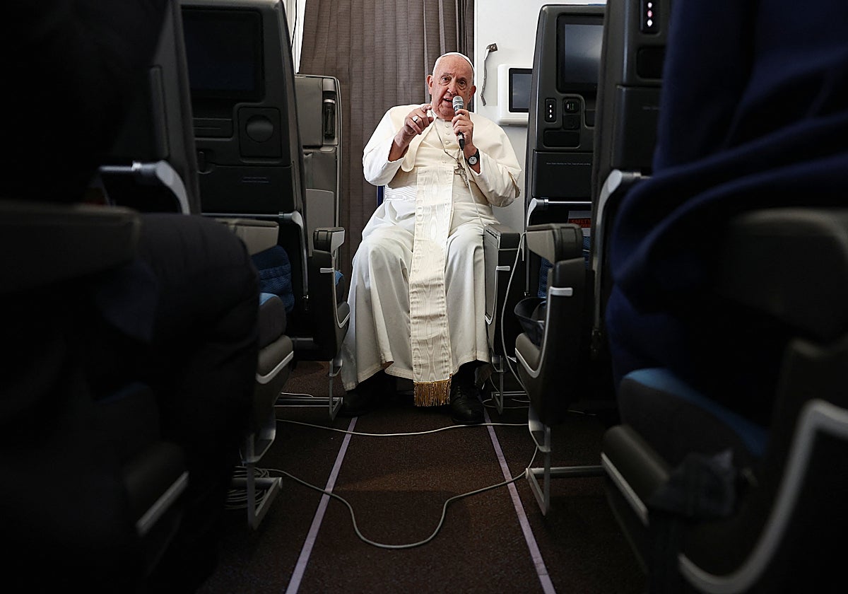 Francisco, durante la rueda de prensa a bordo del avión papal
