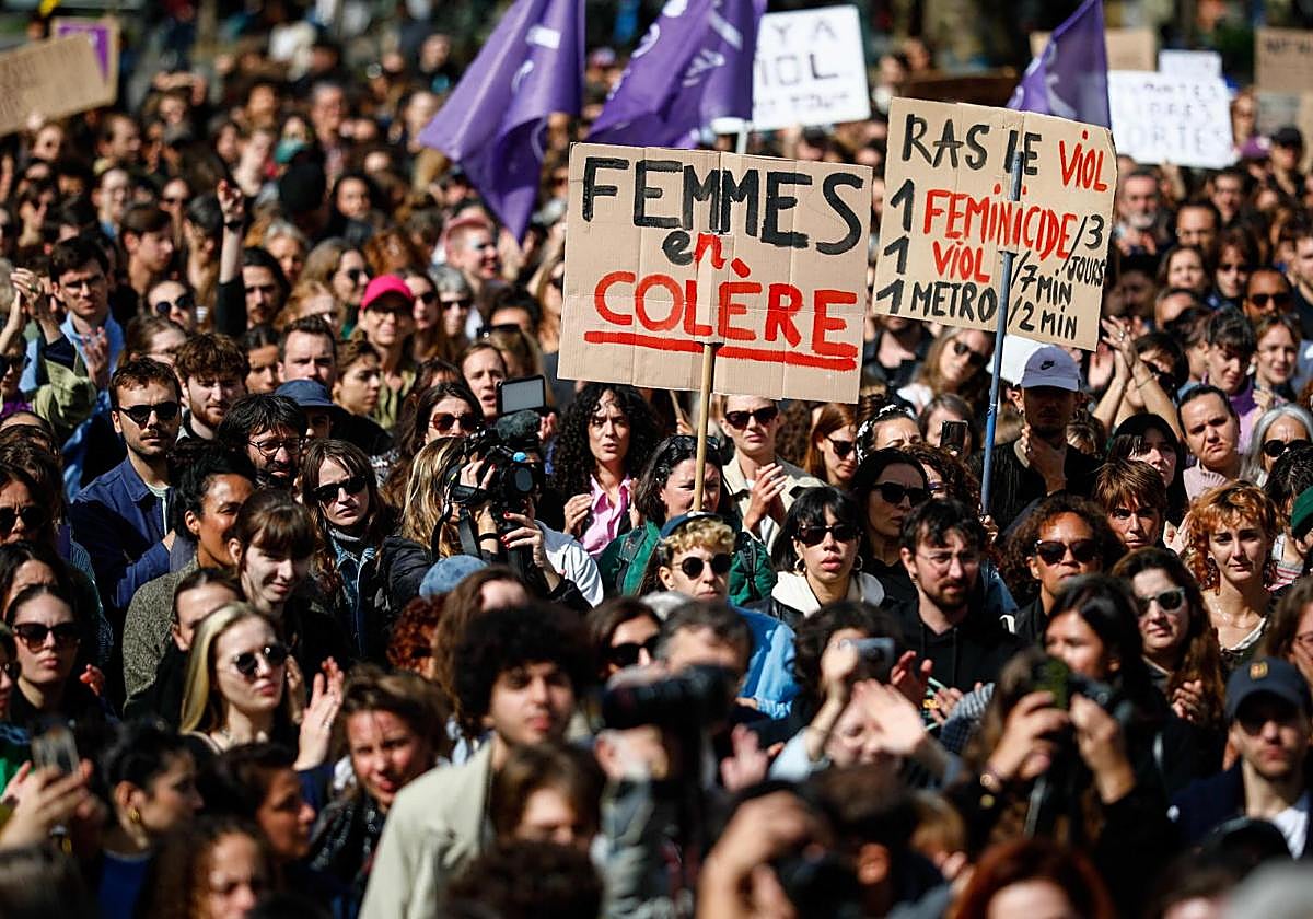 Una pancarta con el lema 'mujeres en cólera' en una manifestación de apoyo a Gisele Pelicot en París este sábado
