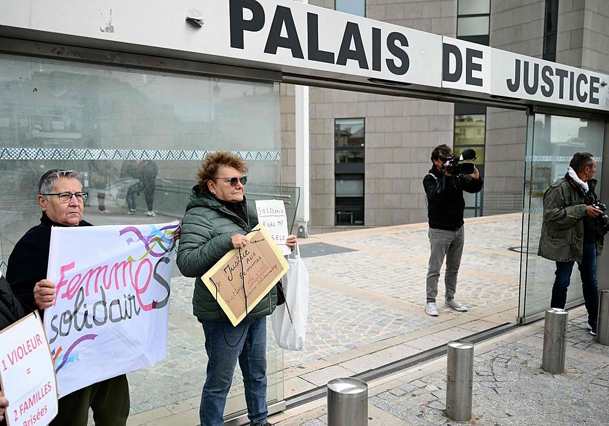 Manifestantes sostienen pancartas en las que se lee «1 violador = 2 familias rotas», «Mujeres solidarias» y «justicia para las mujeres víctimas de violación»frente al tribunal de Aviñón. En vídeo, palabras de Gisèle Pelicot a las víctimas de violencia sexual.