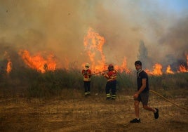 Una lengua de fuego alcanza a tres bomberos en su coche en los incendios al sur de Portugal que suman ya 7 muertos