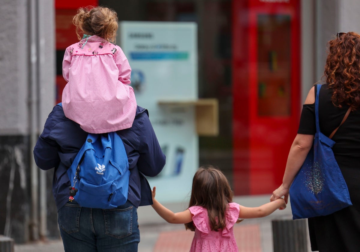 Una familia lleva a sus hijas al colegio en Bilbao, en este arranque de curso