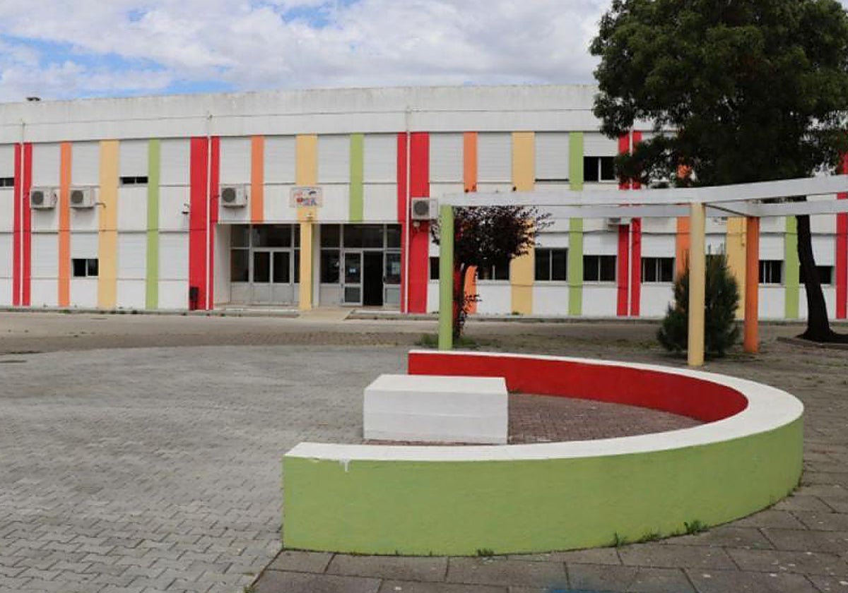 Imagen del exterior de la Escuela Básica de Azambuja, Portugal