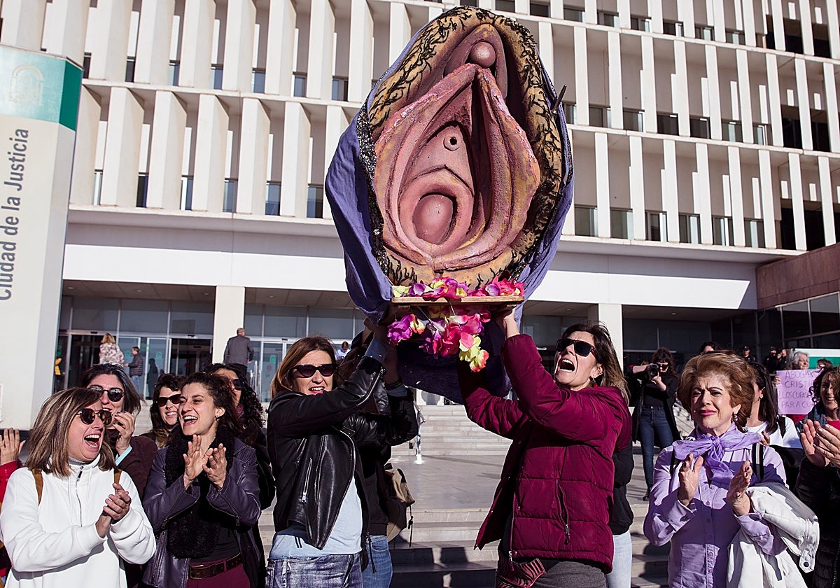 Las acusadas de participar en la procesión del «santo chumino rebelde» en la Ciudad de la Justicia de Málaga