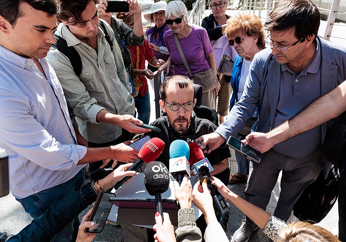 Echenique atiende a los medios el miércoles tras su declaración en el juzgado