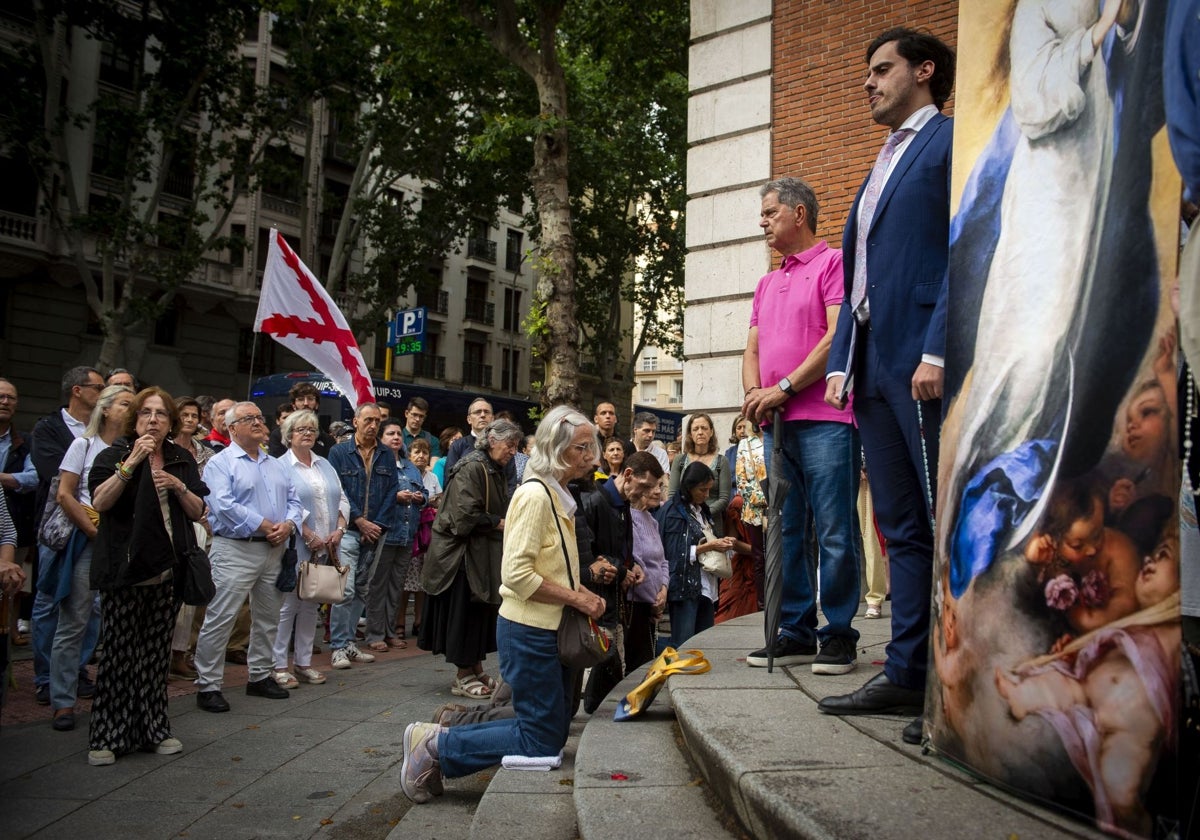 Varias personas durante una concentración para rezar colectivamente el rosario, a las puertas de la iglesia del Inmaculado Corazón de María, a 8 de junio de 2024