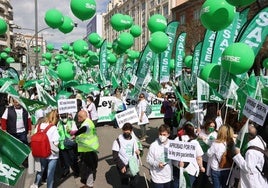 Médicos y enfermeras amenazan con movilizaciones y huelga si no recuperan  sus pagas extra