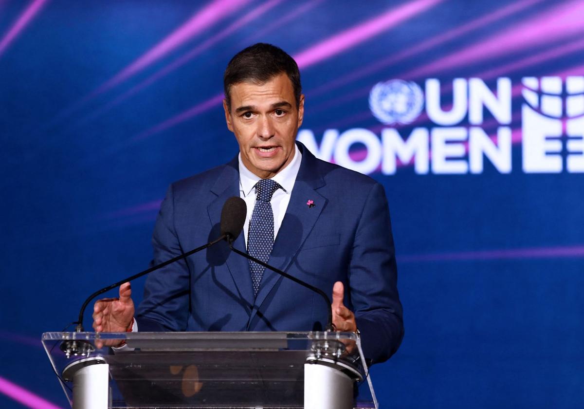 El presidente del Gobierno, Pedro Sánchez, realizando su discurso tras recoger el premio 'HeForShe'