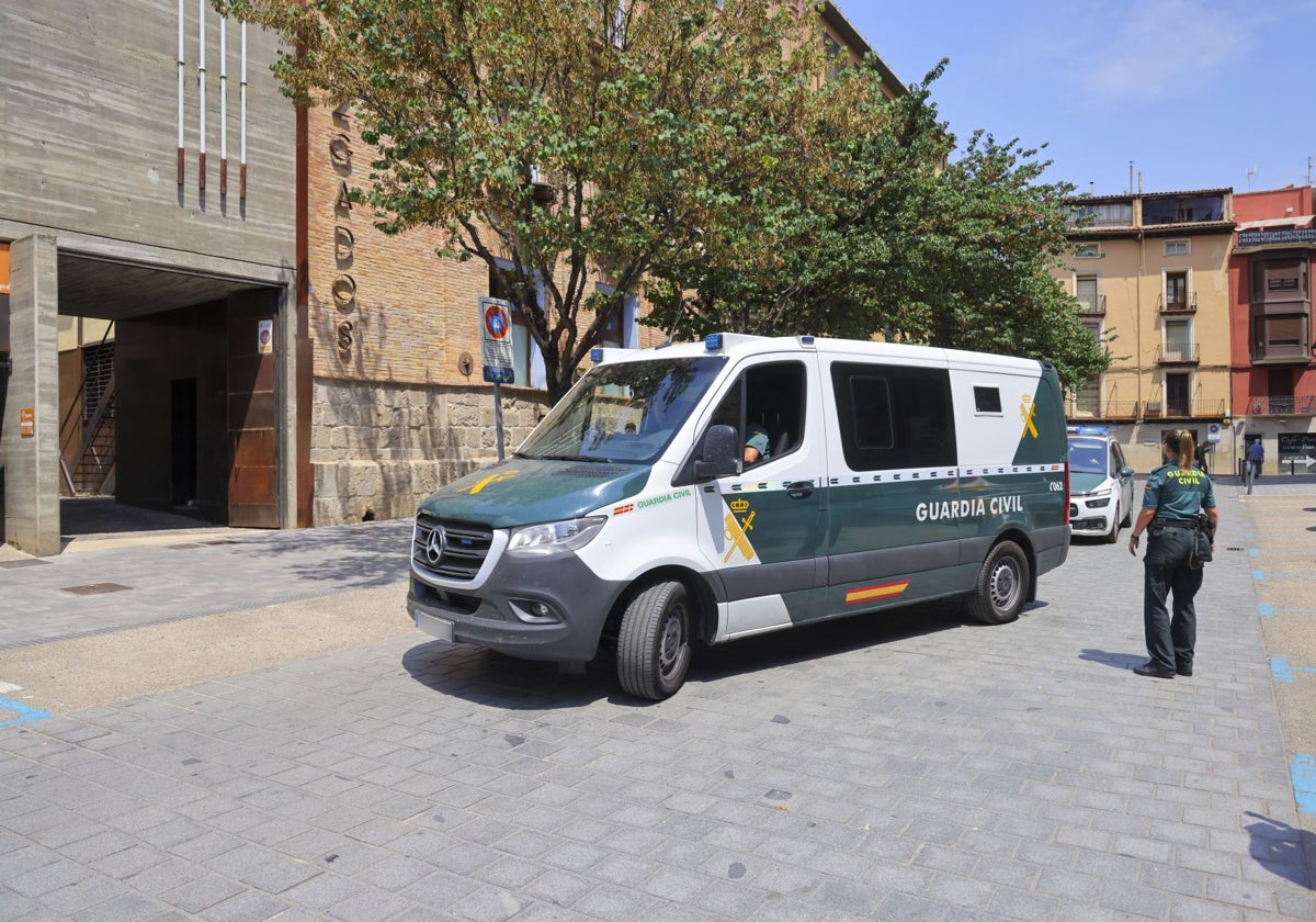 Imagen de archivo del traslado, el pasado agosto, de los cinco encausados a los Juzgados de Catalayud