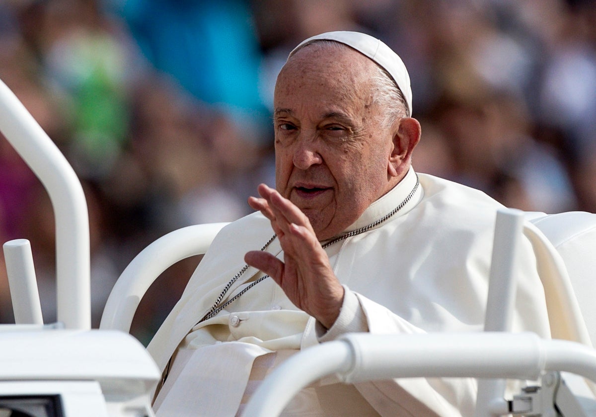 El Papa Francisco saluda a los fieles durante la audiencia general semanal en la Plaza de San Pedro, Vaticano