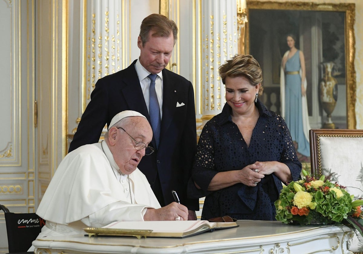 El Papa Francisco firma en el libro de honor junto al Gran Duque Enrique de Luxemburgo y su esposa la Gran Duquesa María Teresa de Luxemburgo en el Palacio Gran Ducal de Luxemburgo