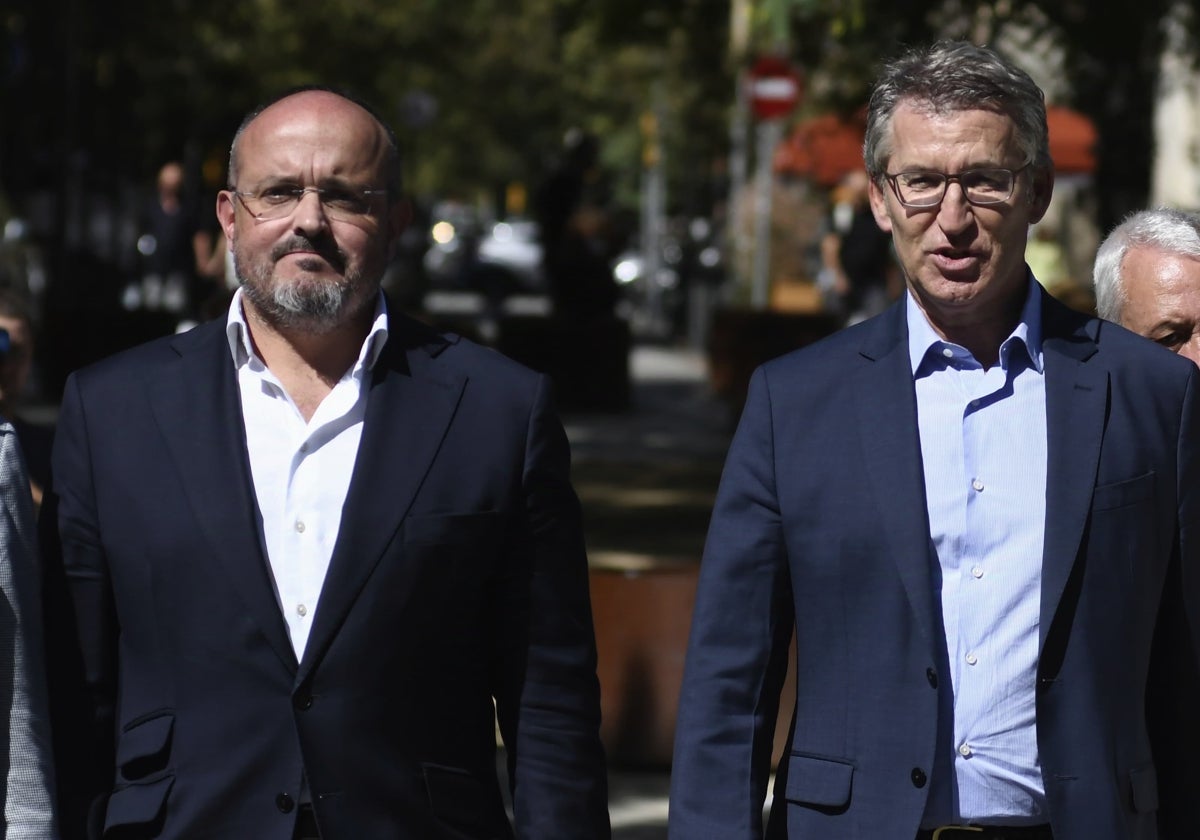 A la izquierda, el presidente del PP en Cataluña, Alejandro Fernández y, a la derecha, el presidente del PP, Alberto Núñez Feijóo