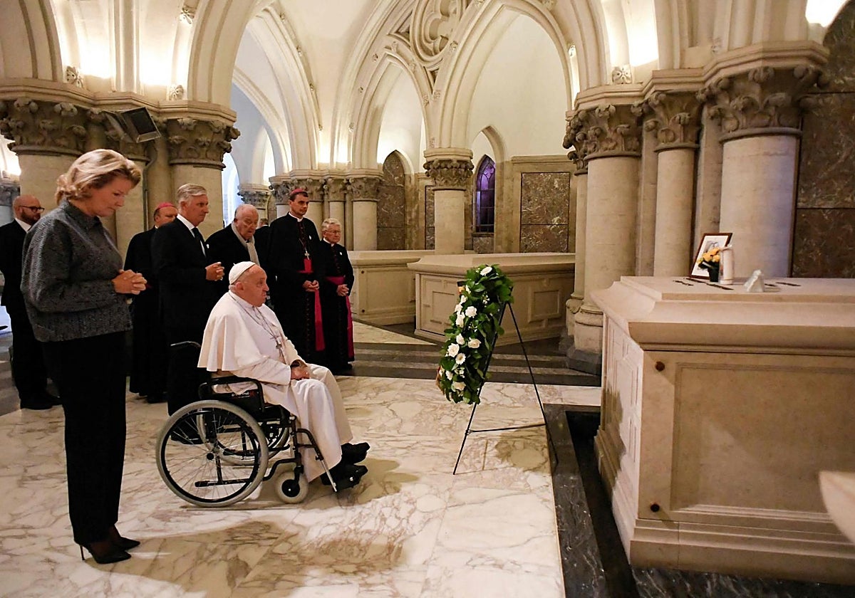 El Papa ante la tumba del rey Balduino de Bélgica, acompañado por los actuales monarcas