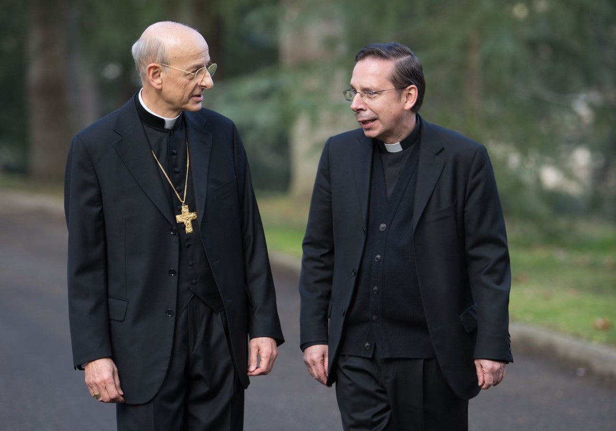 Mariano Fazio (d), vicario auxiliar, junto al prelado del Opus Dei, Fernando Ocáriz, en una imagen de 2017