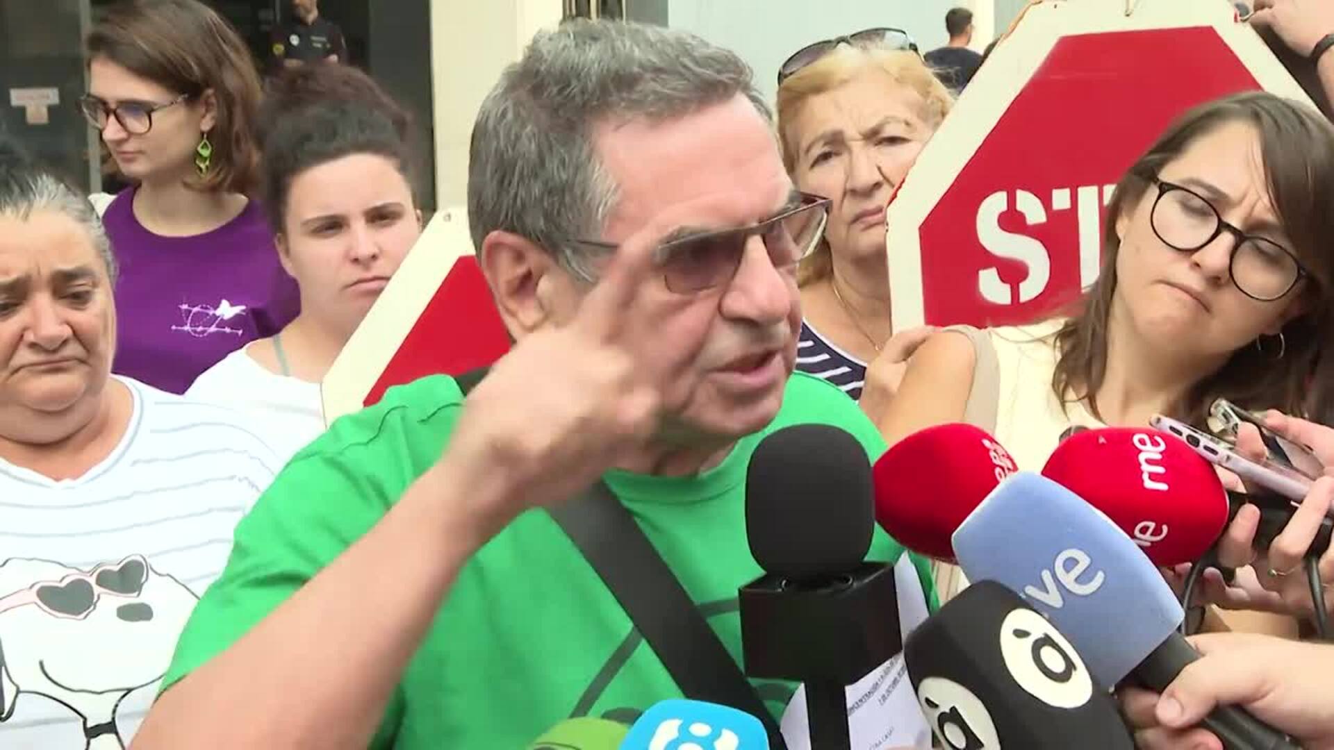 Afectados por desahucios y la PAH exigen &quot;valentía política&quot; al gobierno valenciano