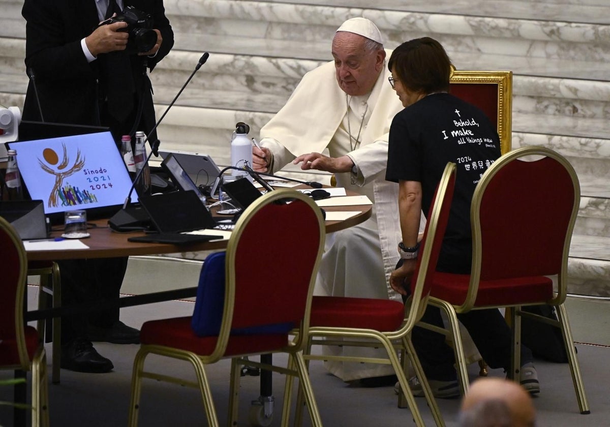 El Papa Francisco conversa con una de las participantes en una reciente sesión del Sínodo