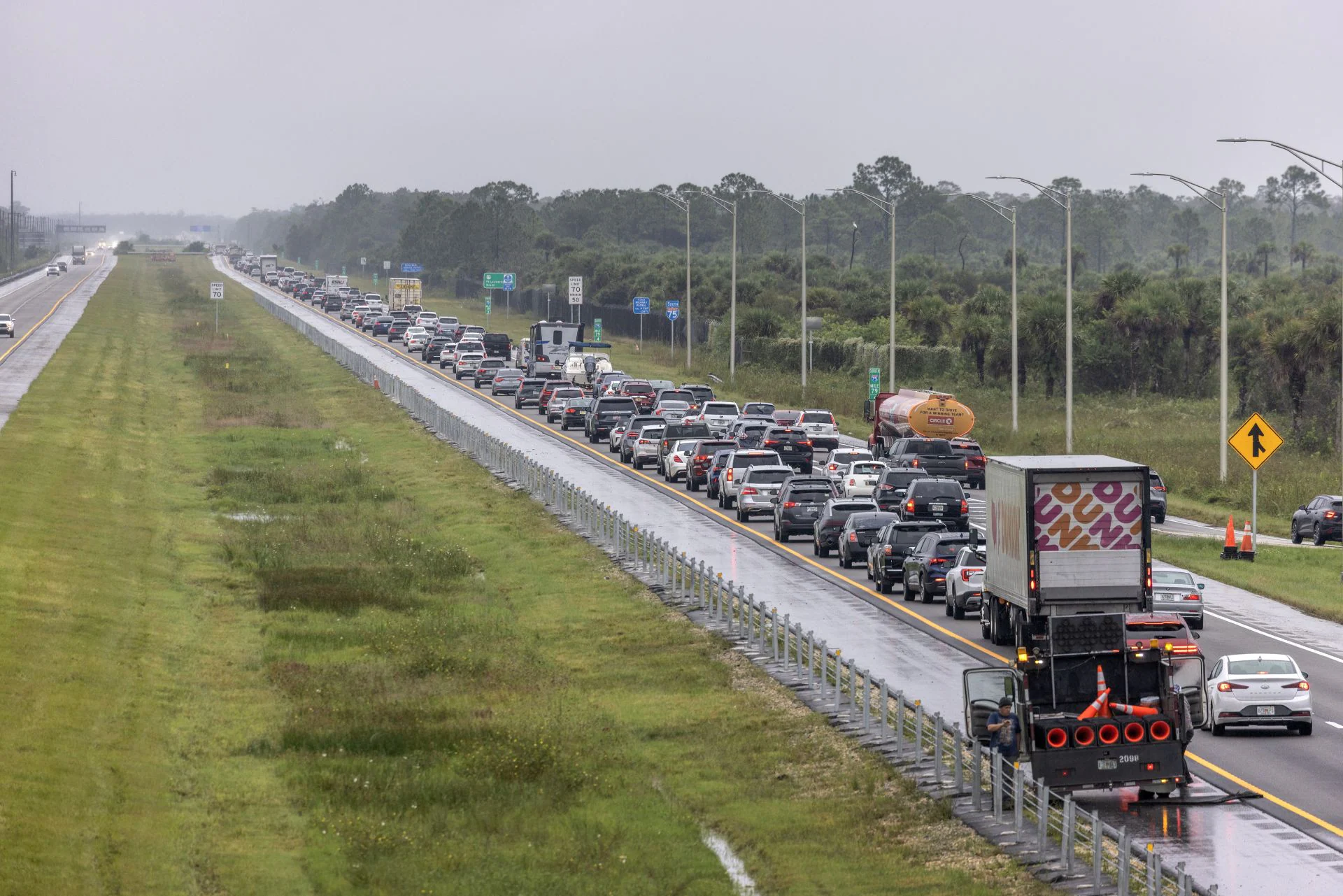 Las carreteras paradas con los vehículos que se preparan para la llegada de Milton a California