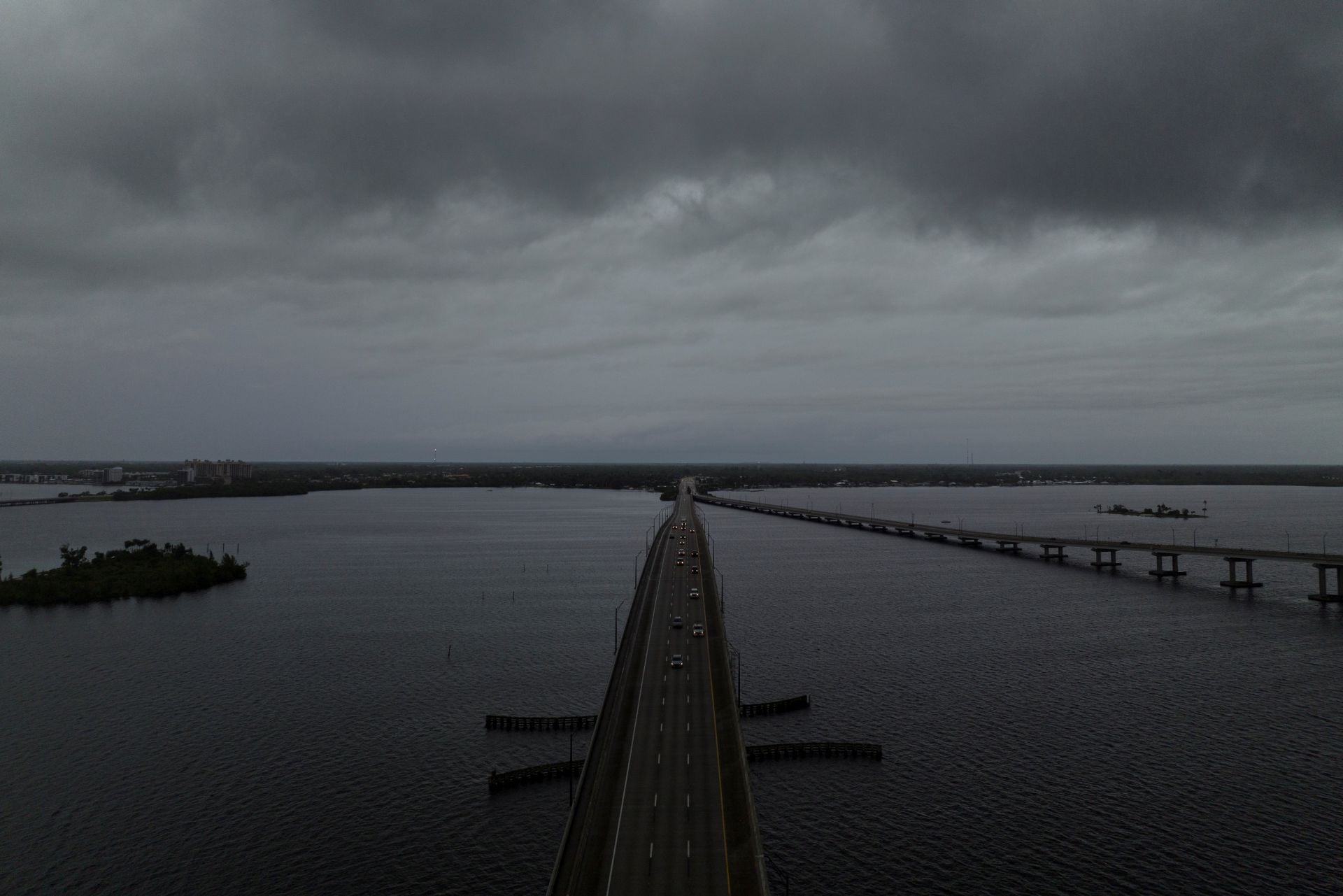 Uno de los puentes de la localidad con varios vehículos con el cielo negro que gobierna la imagen