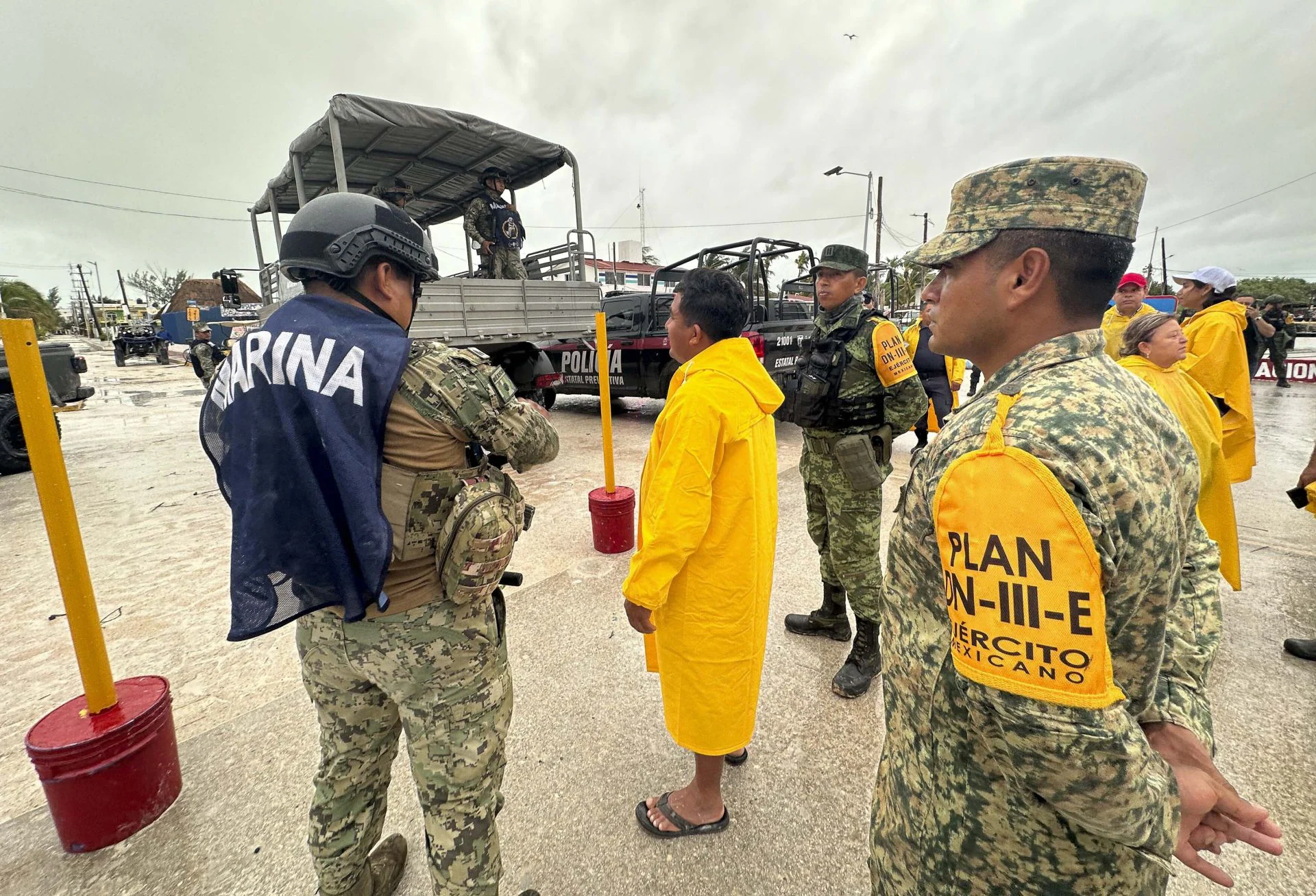 Las autoridades mexicanas descansan y observan a los ciudadanos tras el paso del huracán