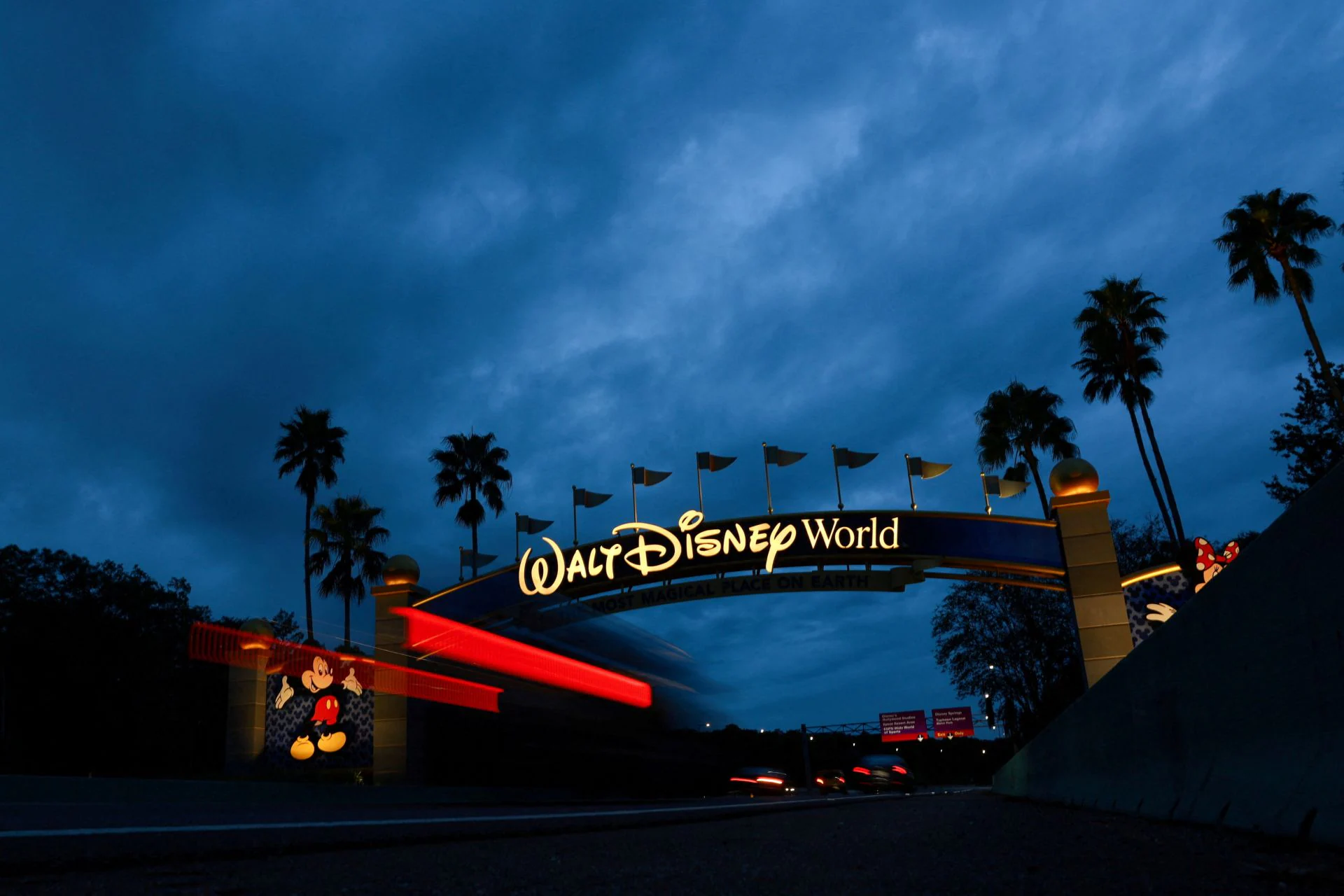 El parque temático de Walt Disney en Orlando con el cielo amenazante