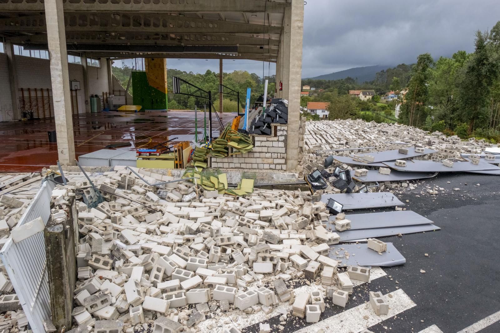 Colapsan los muros de un pabellón deportivo en Porto do Son, La Coruña