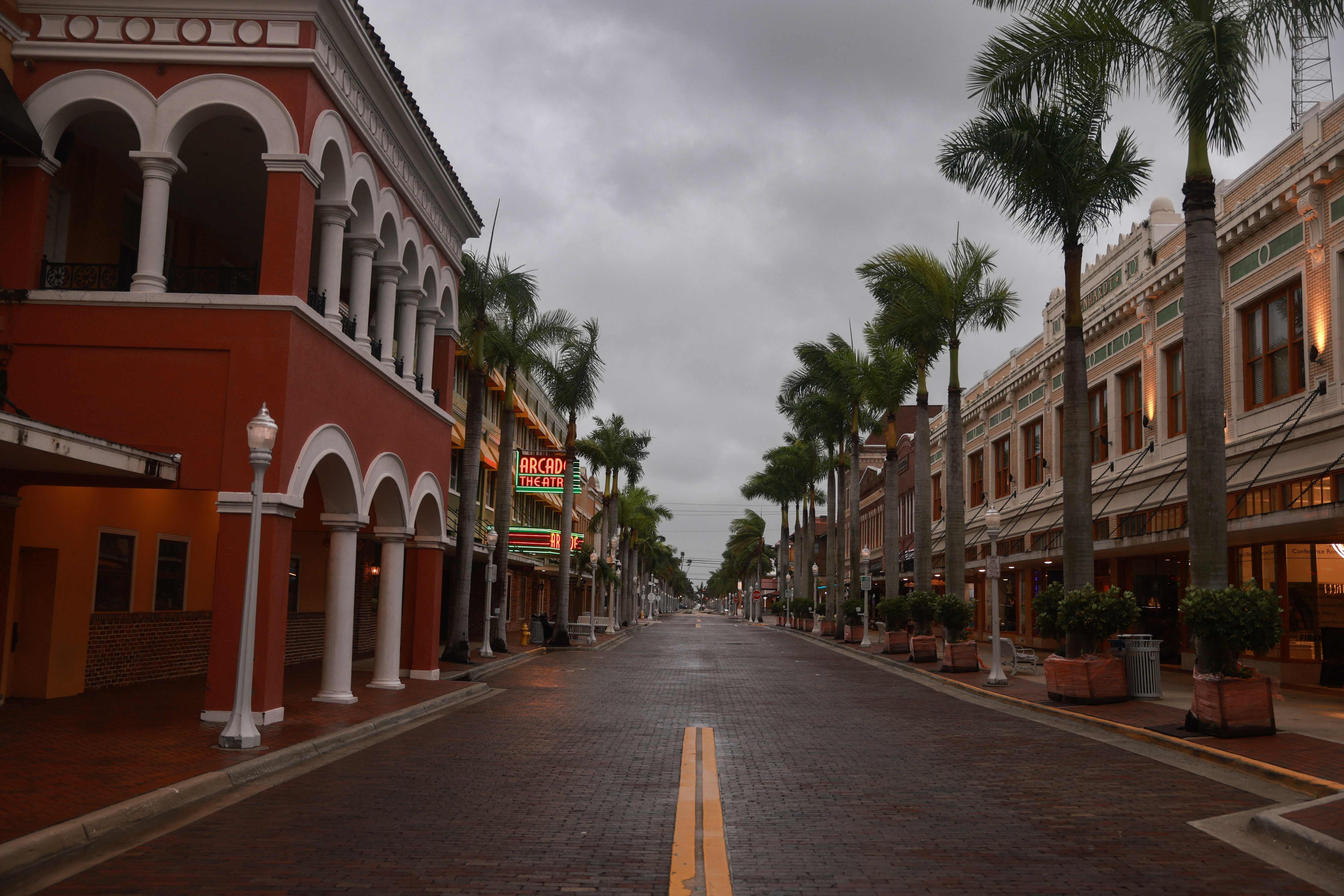 Calles vacías ante la llegada de Milton, en Fort Myers, Florida, este miércoles