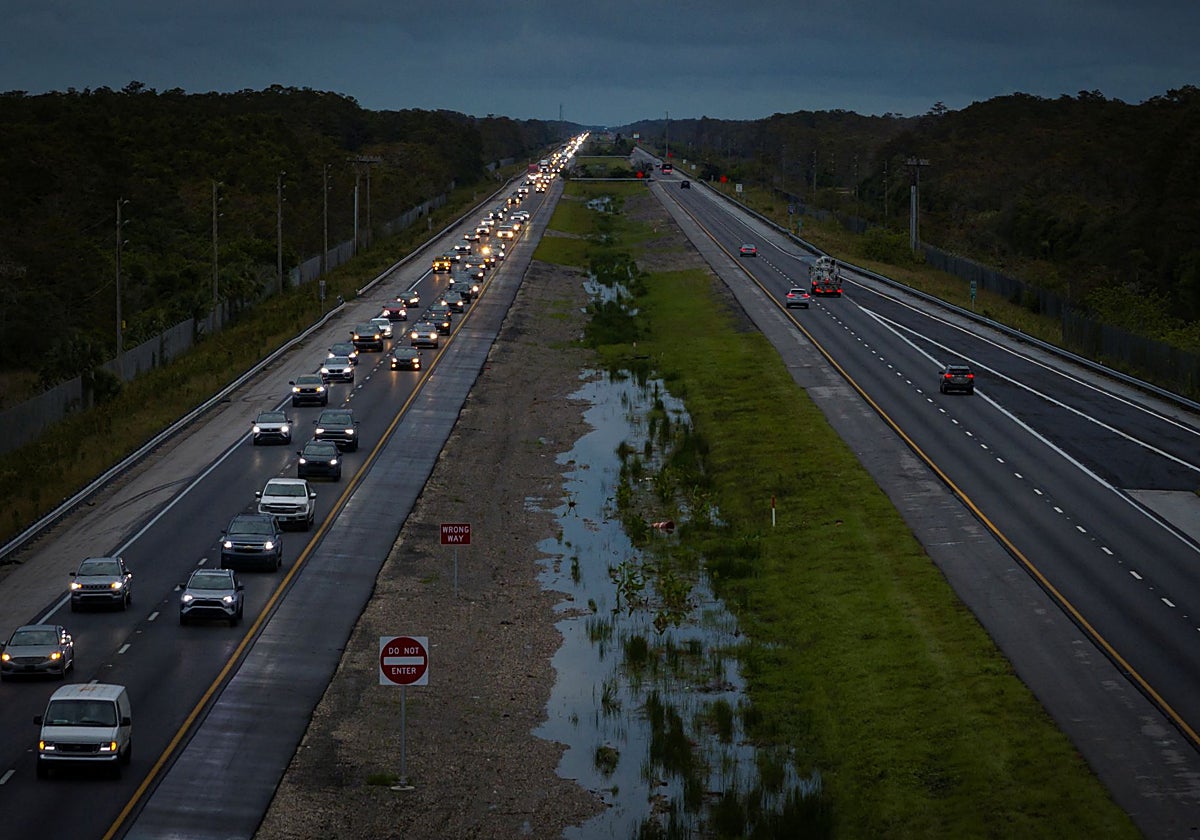 Conductores huyen de sus casas ante la llegada de Milton en Florida