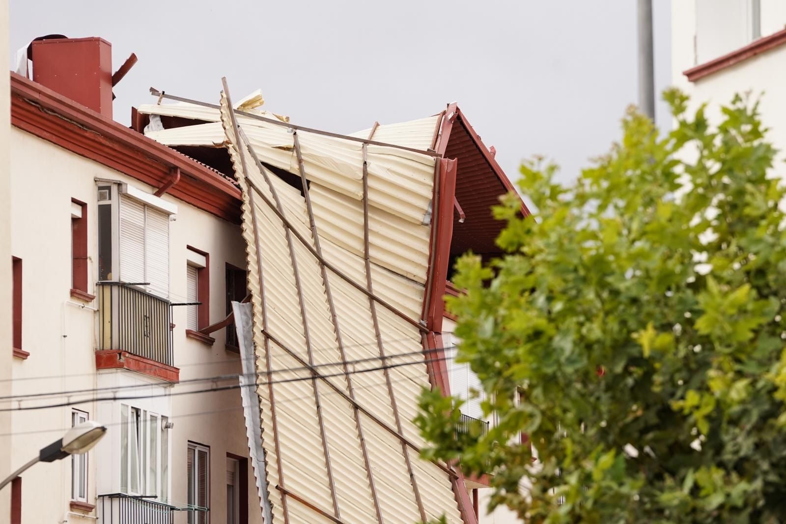 El viento ha arrancado este miércoles de cuajo la cubierta de un céntrico edificio frente a la Estación del Norte de Valladolid