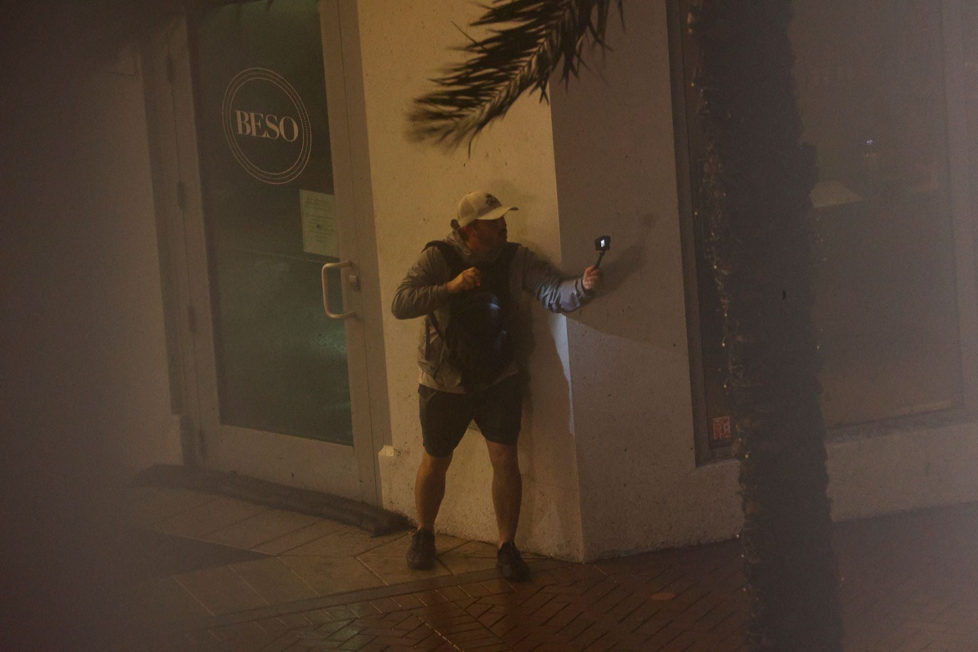 Un hombre graba en las calles de Florida la llegada del huracán Milton