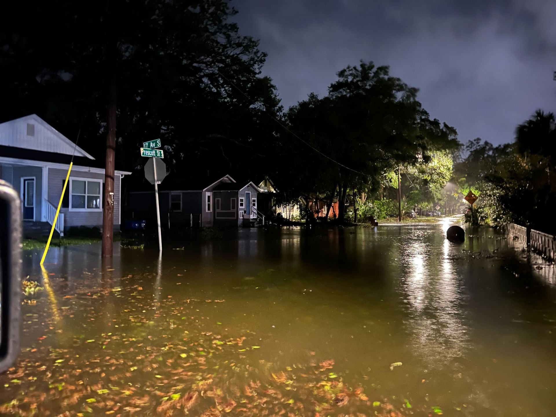 Las calles de Florida inundadas y llenas de hojas tras el paso de Milton