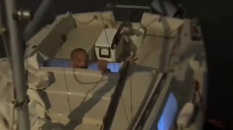 Varios usuarios en redes sociales han compartido esta imagen de Dan, aún en su velero en la madrugada del jueves