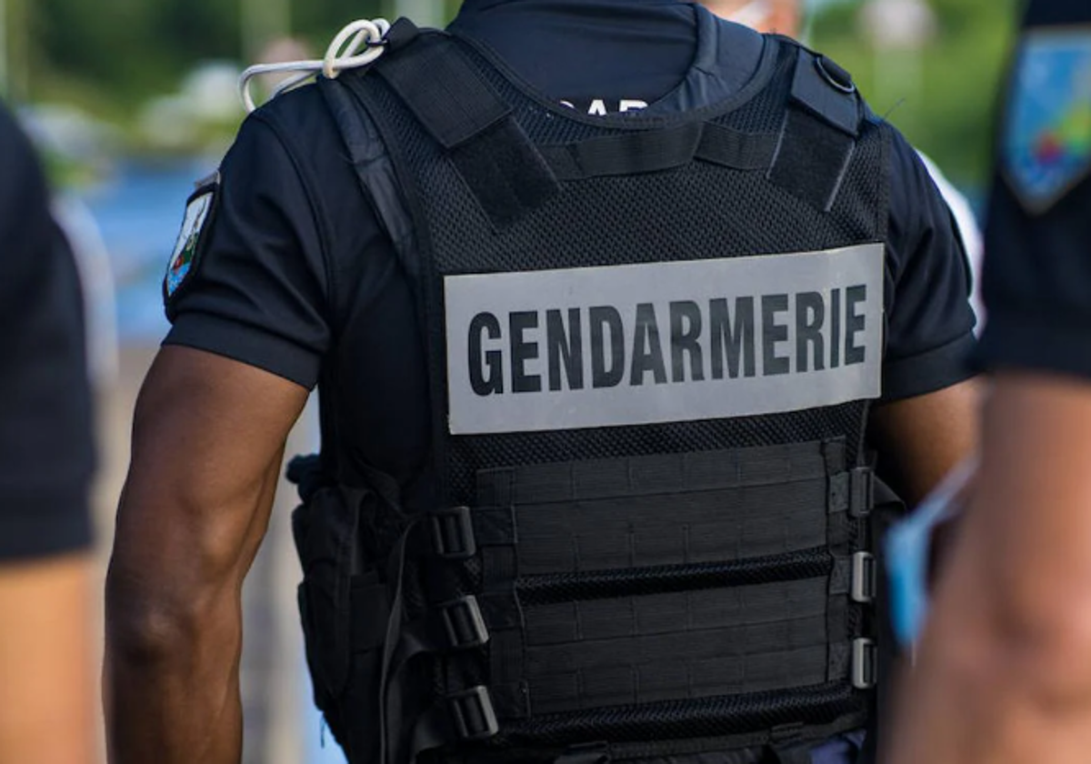 Imagen de archivo de una agente de la gendarmería francesa