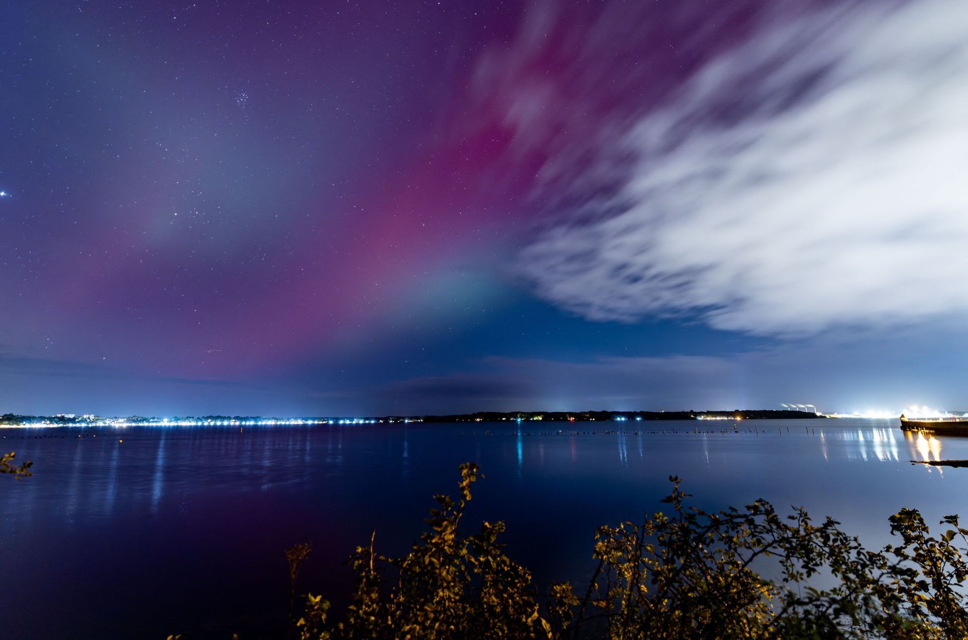 Aurora Boreal sobre el mar Báltico, cerca de Kiel, en el norte de Alemania