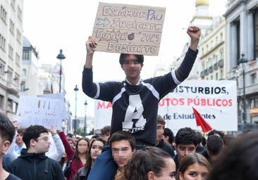 Los estudiantes se manifiestan contra el Gobierno: «Necesitamos ejemplos de Selectividad ya, o suspenderemos»