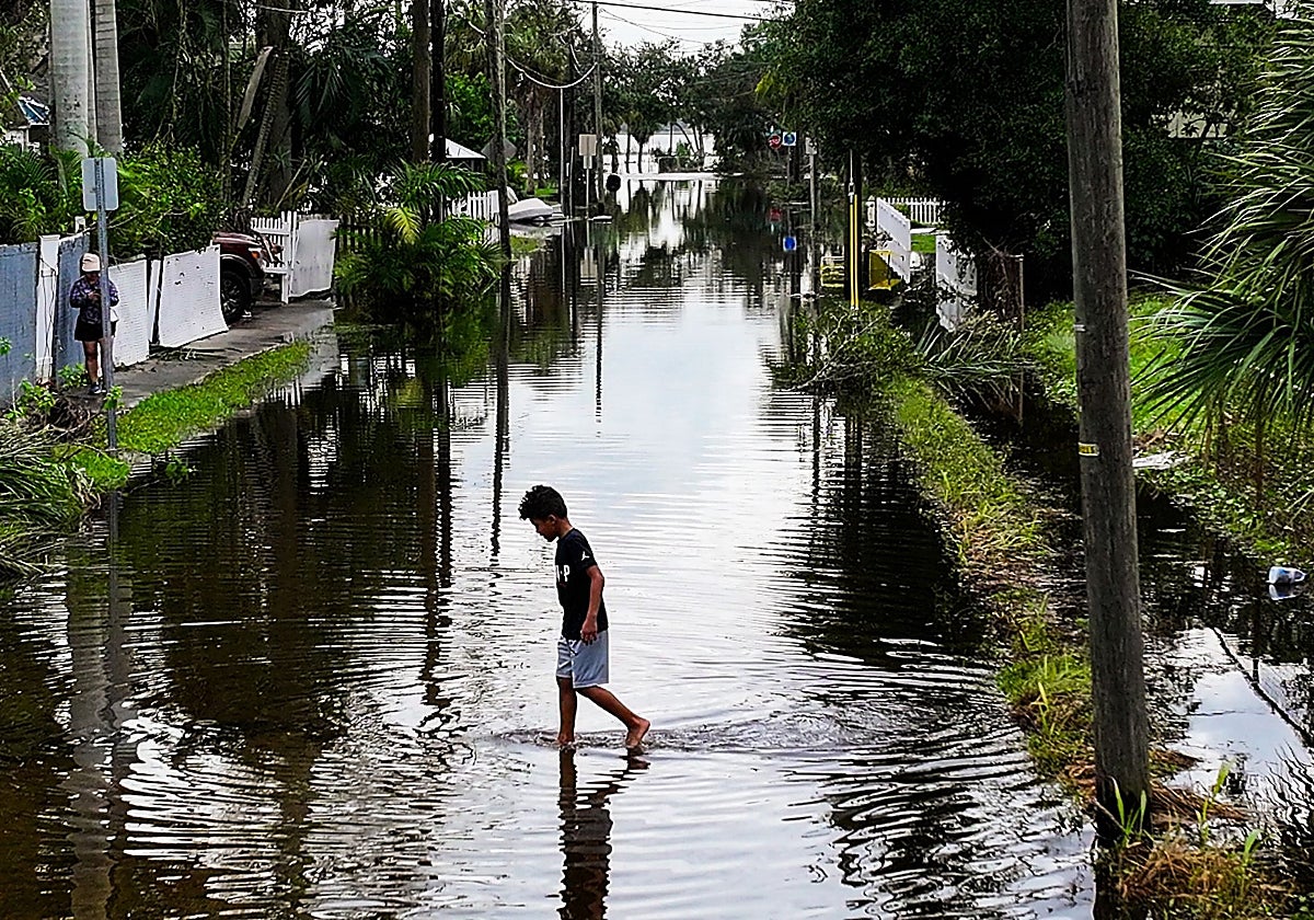 Calles de San Petersburgo, en Florida, inundadas tras el paso de Milton