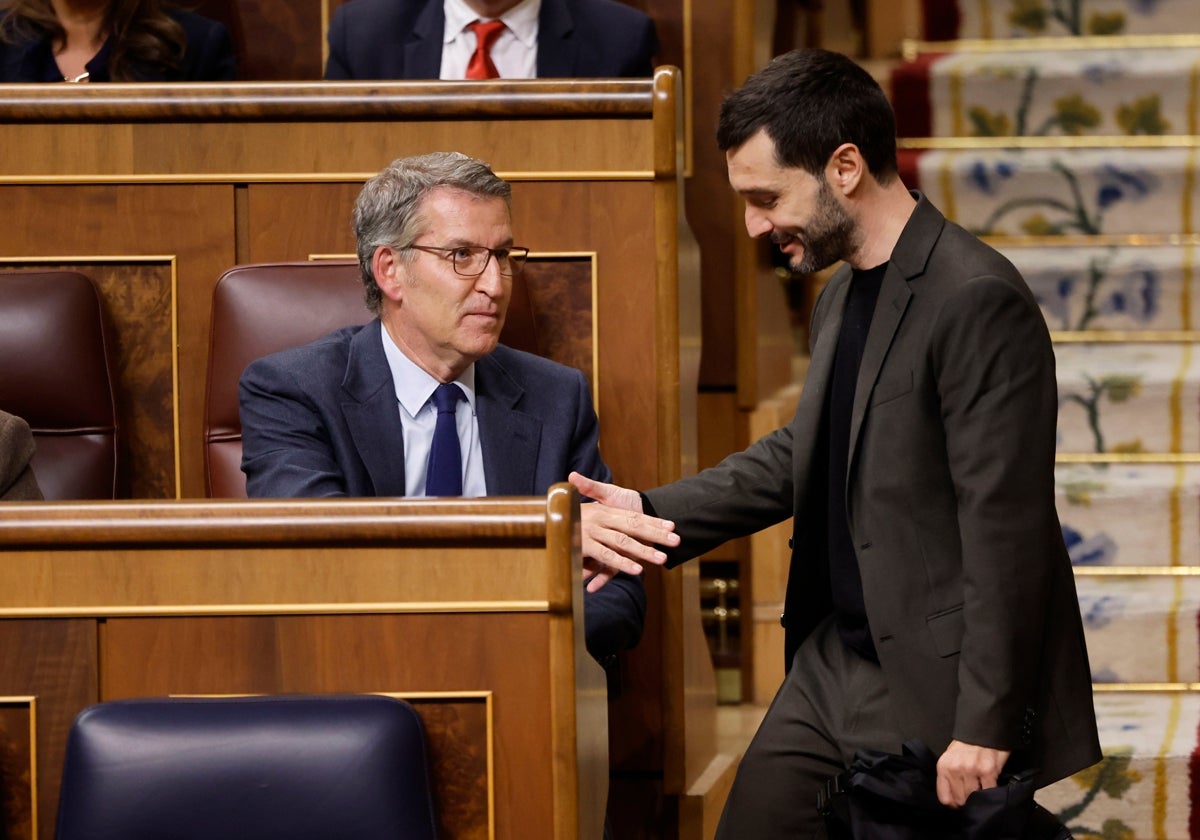 10 de octubre de 2024: día de unanimidad en el Congreso y acuerdo de posturas por la ley ELA. En imagen, Feijóo saluda a Bustinduy