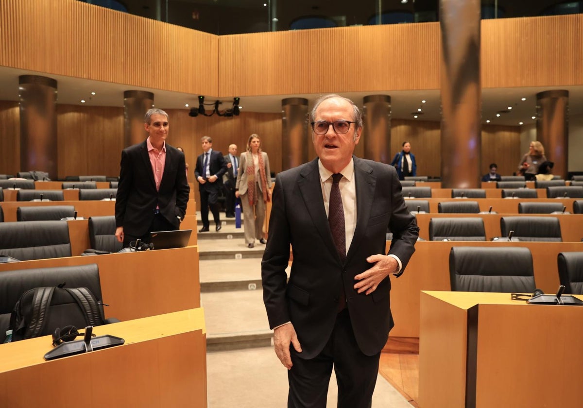 Ángel Gabilondo a su llegada a la sala Ernest Lluch del Congreso, donde se ha desarrollado su comparecencia