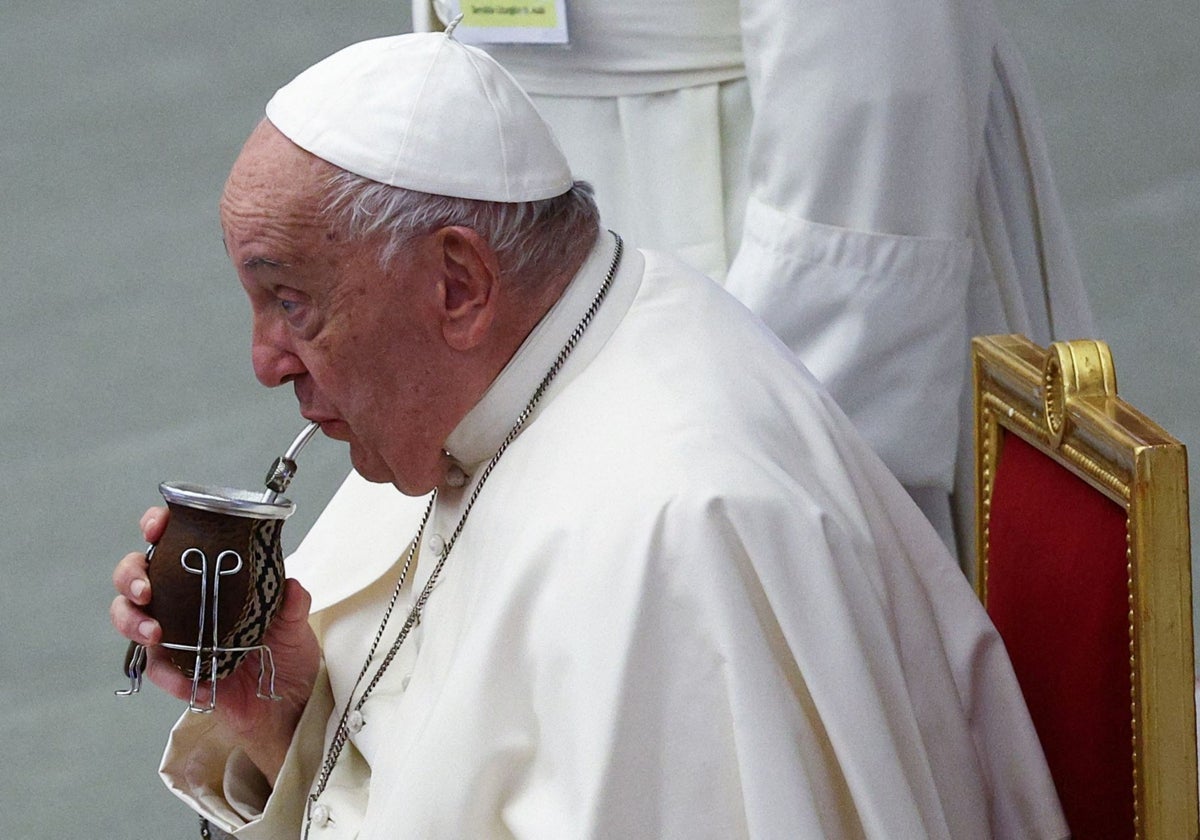 El Papa Francisco toma mate mientras asiste a una reunión de la Congregación General del Sínodo de los Obispos