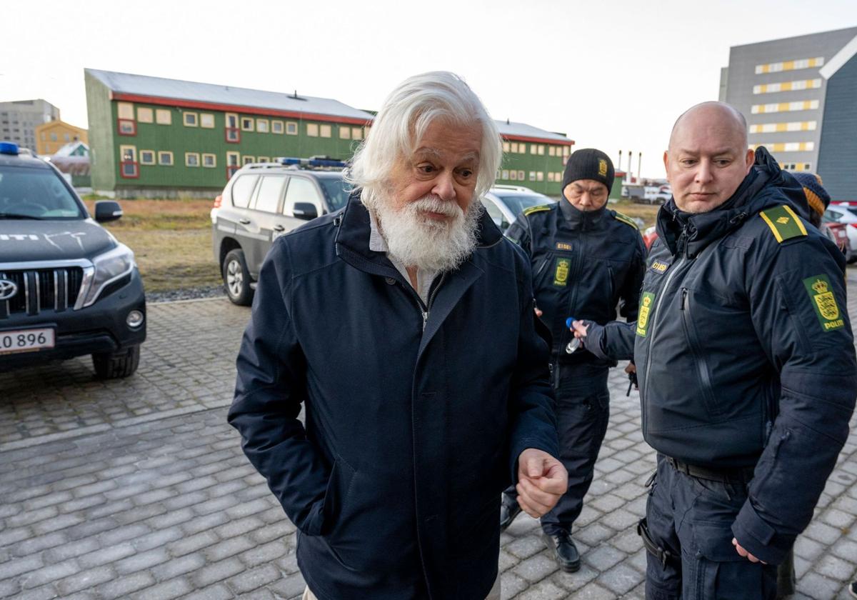 Paul Watson llegando a la Audiencia Nacional en Groenlandia