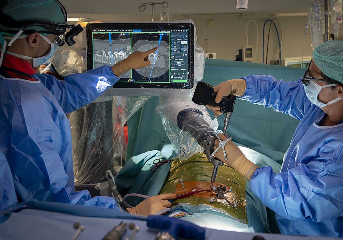 Profesionales durante una operación