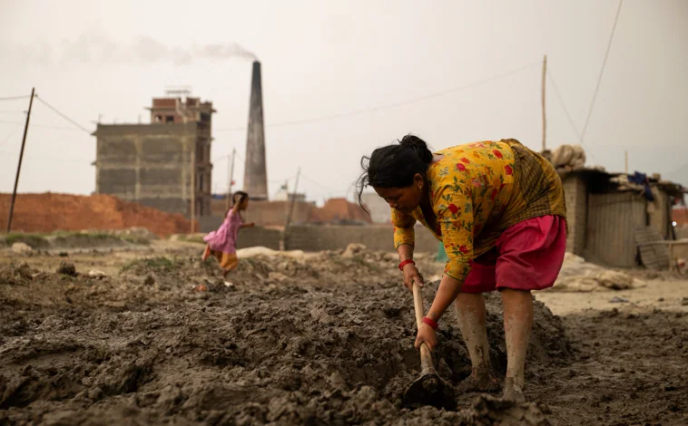 Imagen principal - Foto superior, las mujeres pueden ser esclavas de los esclavos/ Foto izquierda, los hornos de ladrillo superan en 25 veces la contaminación es 25 veces superior a la recomendada por la OMS/ Foto derecha. trabajos de 15 horas y hacer 1000 ladrillos por poco más de un euro