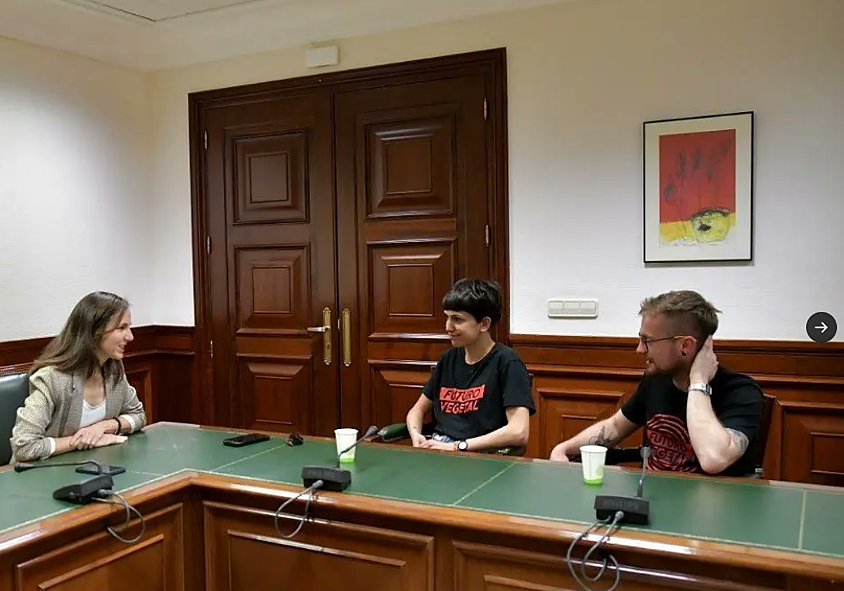 Bilbo Bassaterra en el Congreso de los Diputados con la secretaria general de Podemos, Ione Belarra