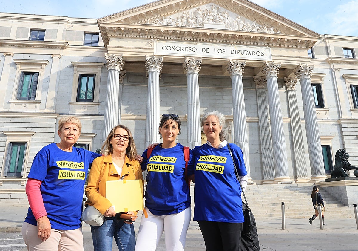 De izq. a dcha., Elena, Carmen, Àsia y Esther, ayer frente al Congreso
