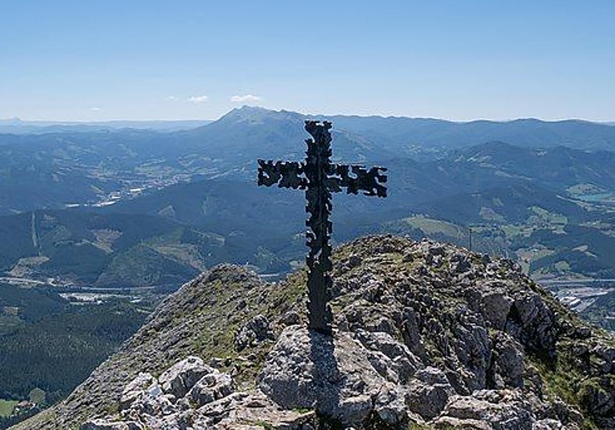 Una imagen de archivo de la cruz del Monte Udalaxt con las vistas de las casas y el paisaje