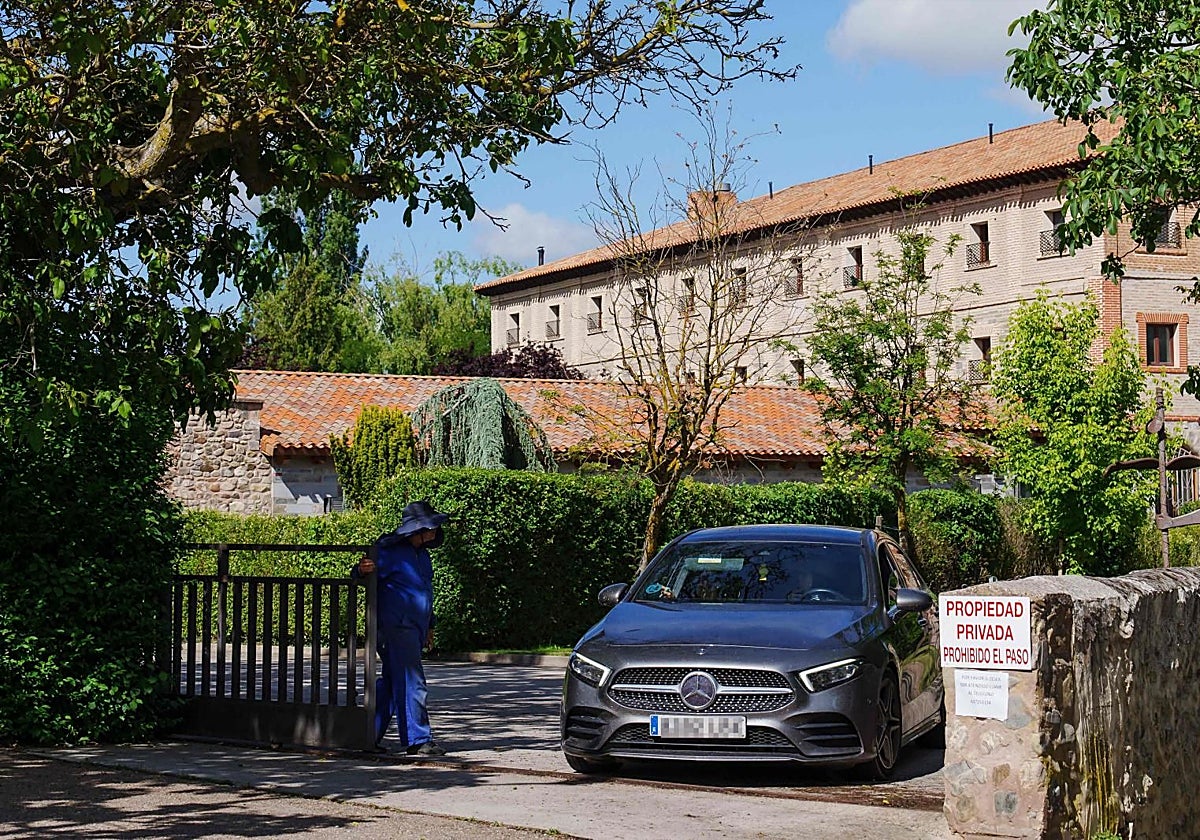 La puerta del monasterio de Belorado se abre para que un coche abandone las instalaciones , el pasado junio