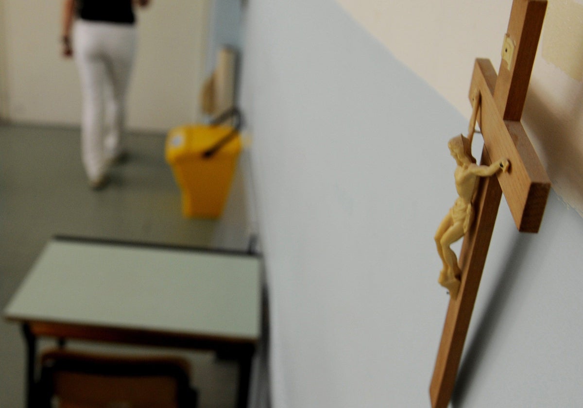 Un crucifijo en un aula de un centro educativo