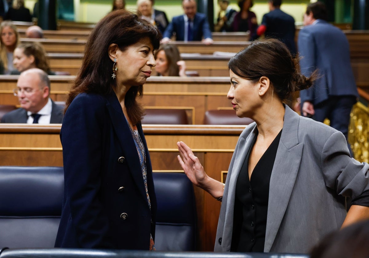 Las ministras de Igualdad, Ana Redondo, y Juventud e Infancia, Sira Rego, al inicio de la sesión de control al Gobierno en el Congreso