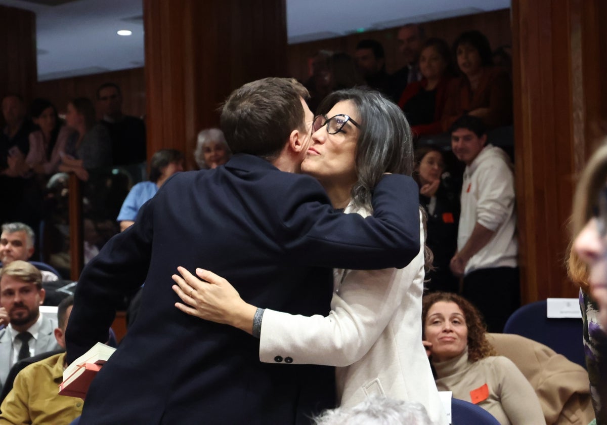 Cargos de Más Madrid y Sumar se saludan en el traspaso de carteras de Sanidad, en noviembre pasado. En imagen, Íñigo Errejón besa a la portavoz de Más Madrid en la Asamblea de Madrid, Manuela Bergerot
