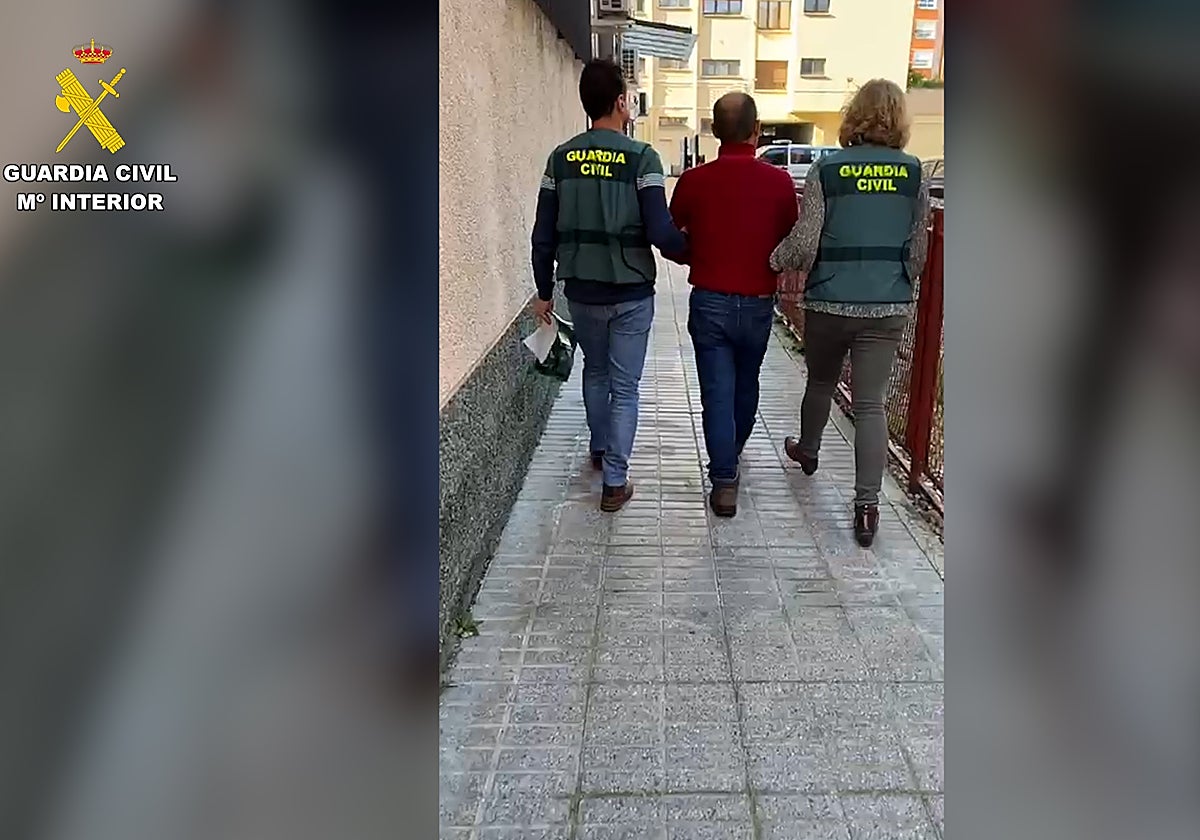 Momento del traslado a dependencias de la Guardia Civil del detenido en Palencia
